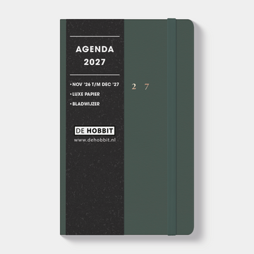 A6 agenda 2027 met suèdelook cover in donkergroen, harde cover en stevige elastieken sluiting – vooraanzicht met informatieve banderol.