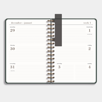 luxe ringband agenda 2026 A5 met donkergroene suèdelook afwerking – binnenwerk met weekoverzicht.