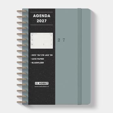 Luxe ringband agenda 2027 A5 met grijsblauwe suèdelook afwerking, harde cover en elastische sluiting – vooraanzicht met informatieve banderol.