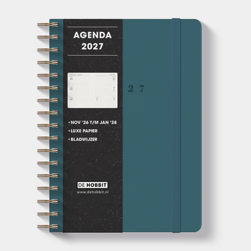 Luxe ringband agenda 2027 A5 met petrolblauwe suèdelook afwerking, harde cover en elastische sluiting – vooraanzicht met informatieve banderol.