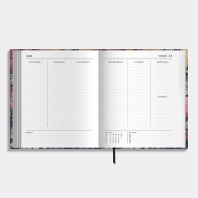 Luxe weekplanner 2026-2027 in A5+ formaat met klassieke print van grote bloemen – weekoverzicht.