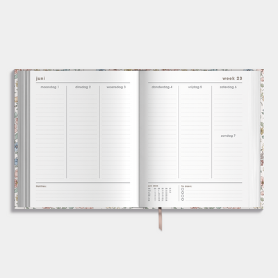 Luxe weekplanner 2026-2027 in A5+ formaat met een dessin van kleine bloemetjes in pasteltinten – weekoverzicht.