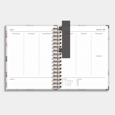 Luxe weekplanner 2026-2027 in A5+ formaat met dessin van waterverfstippen – weekoverzicht.