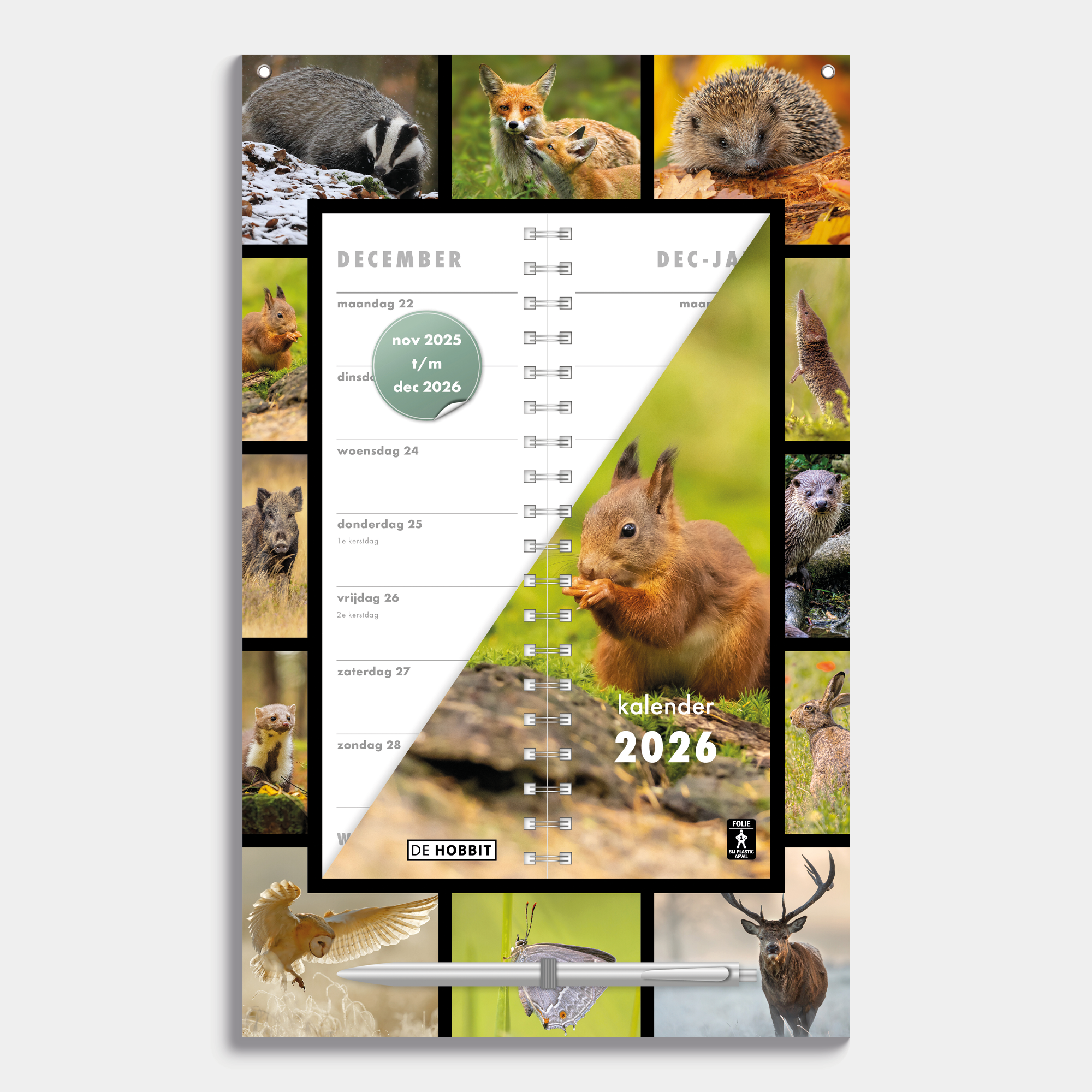 Omslagkalender 2026 met 2-weeks overzicht op een kartonnen bord met afbeeldingen van Nederlandse flora en fauna, voorzien van een pen en ophangkoord – vooraanzicht.