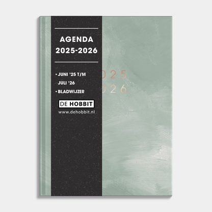 A6 agenda 2025-2026 met groene, harde cover – vooraanzicht met informatieve banderol.