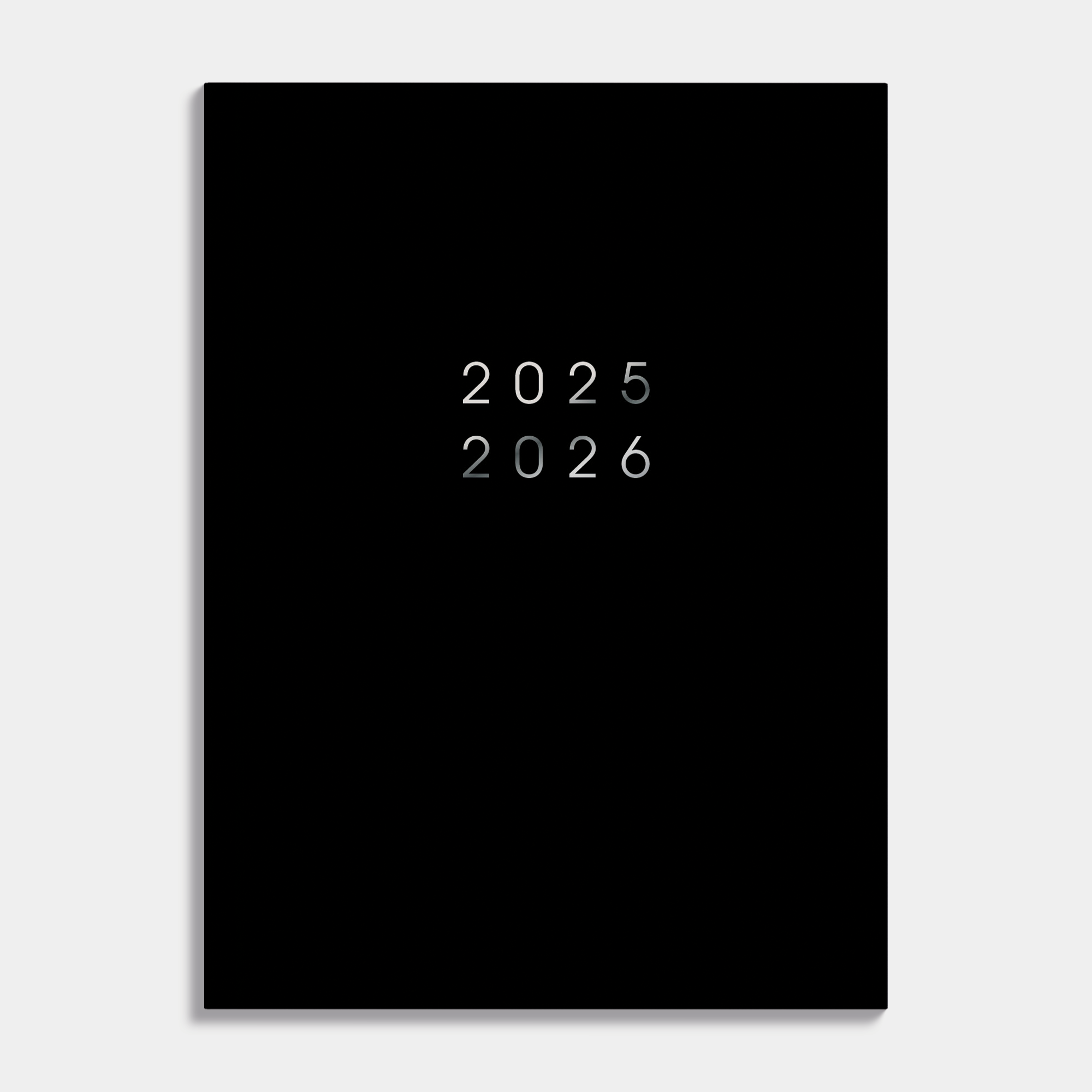 A6 agenda 2025-2026 met zwarte, harde cover – vooraanzicht.