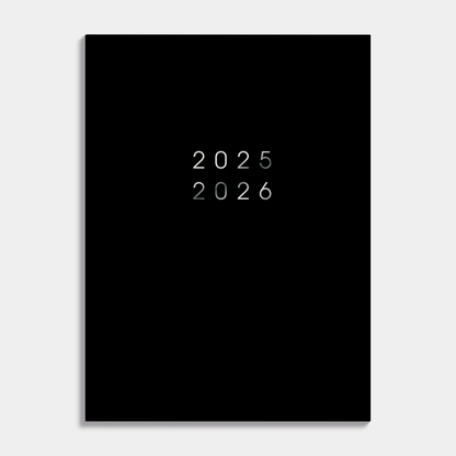 A6 agenda 2025-2026 met zwarte, harde cover – vooraanzicht.