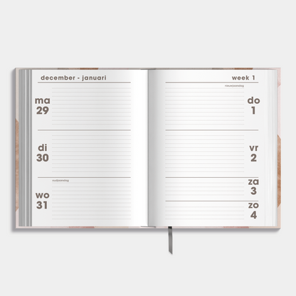 pocket agenda 2026 in A6 formaat met abstracte vormen in oudroze – weekoverzicht.