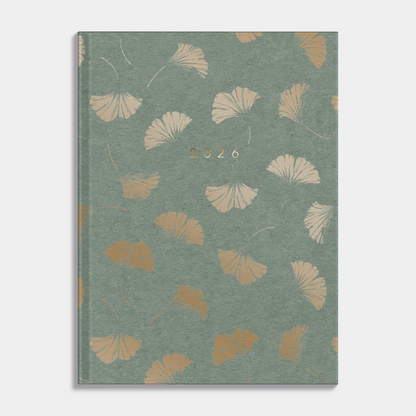 pocket agenda 2026 in A6 formaat met een ontwerp van goudfolie ginkgo bladeren op een groene achtergrond – vooraanzicht.