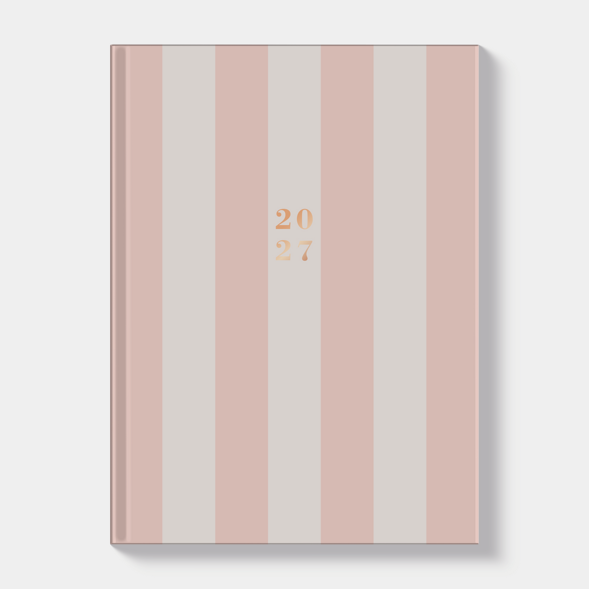 Pocket agenda 2027 in A6 formaat met verticale pastel roze strepen op een harde kaft – vooraanzicht.