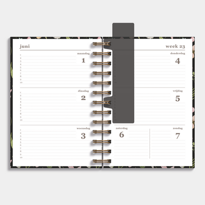 Ringband agenda 2026-2027 met print van wilde bloemetjes, harde cover en elastische sluiting – weekoverzicht.