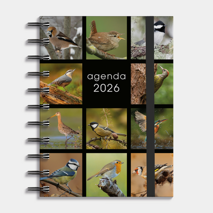 A6 ringband agenda 2026 met afbeeldingen van vogels, met harde cover en elastische sluiting – vooraanzicht.