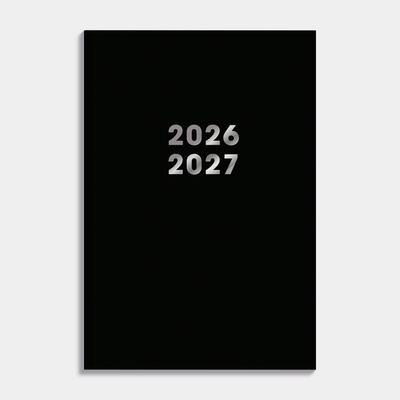 Zwarte schoolagenda 2026-2027 met harde cover – vooraanzicht.