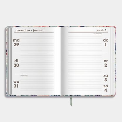 A6 agenda 2026 met hortensia's in paars en roze, met zachte maar stevige cover en elastische sluiting – binnenwerk met weekoverzicht.