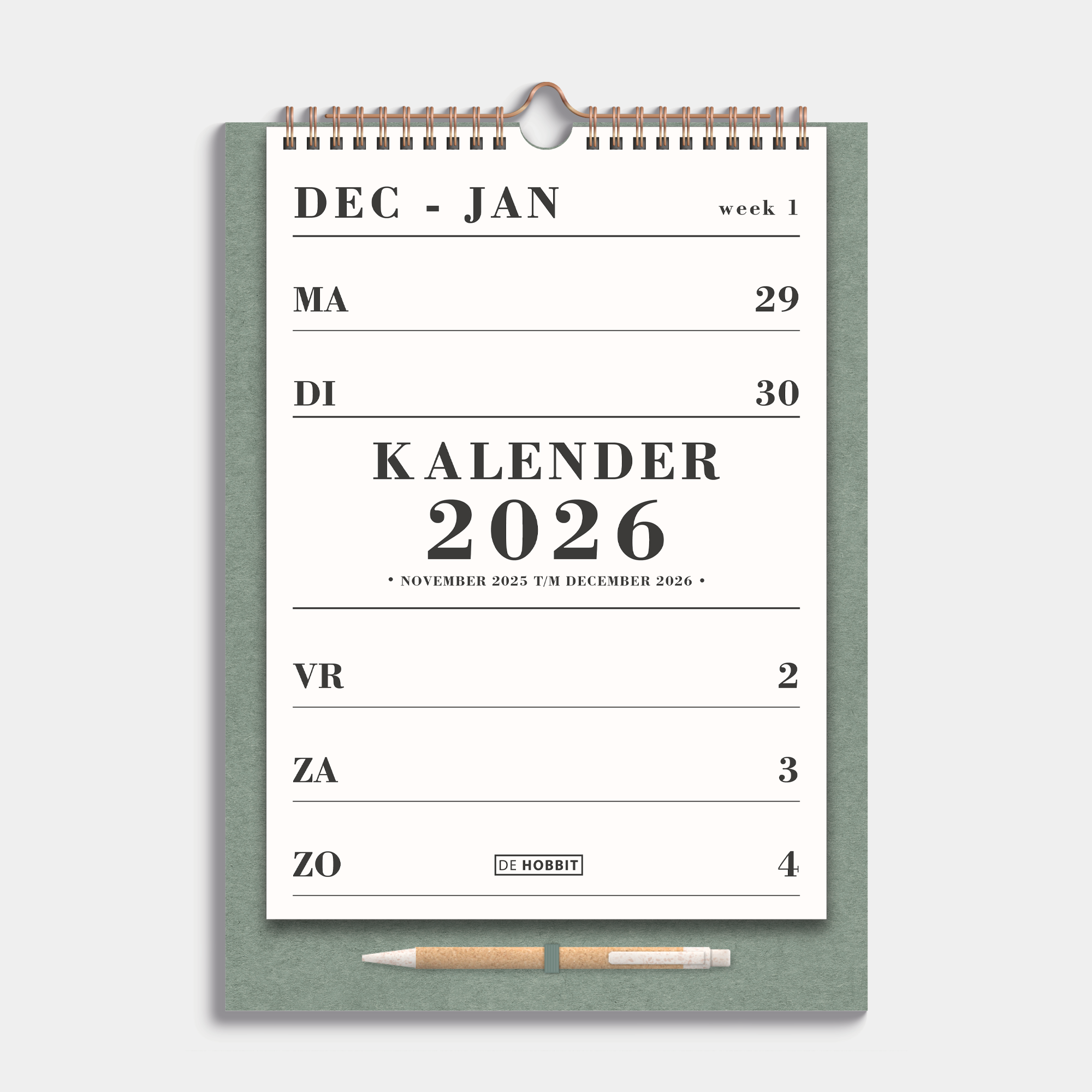 Weekkalender 2026 A4 op een minimalistisch groen kartonnen bord met pen, gebonden in een koperkleurige metalen spiraal en hanger – vooraanzicht met voorblad.