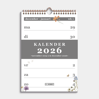 Weekkalender 2026 A4 met een subtiele print van weidebloemen, gebonden in een koperkleurige metalen spiraal en hanger – vooraanzicht met voorblad.