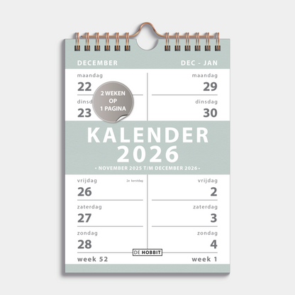 Spiraalkalender 2026 met 2 weeks overzicht in A5 formaat, uitgevoerd met grijsgroene accenten en een koperkleurige metalen spiraal en hanger – vooraanzicht met voorblad.