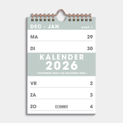 Weekkalender 2026 in A5 formaat, uitgevoerd met grijsgroene accenten en een koperkleurige metalen spiraal en hanger – vooraanzicht met voorblad.