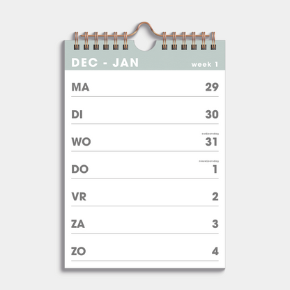 Weekkalender 2026 in A5 formaat, uitgevoerd met grijsgroene accenten en een koperkleurige metalen spiraal en hanger – binnenwerk met weekoverzicht.