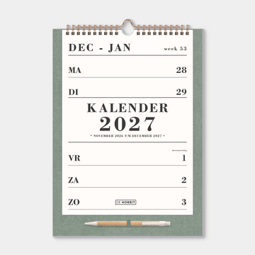 Weekkalender 2027 A4 op een minimalistisch groen kartonnen bord met pen, gebonden in een koperkleurige metalen spiraal en hanger – vooraanzicht met voorblad.