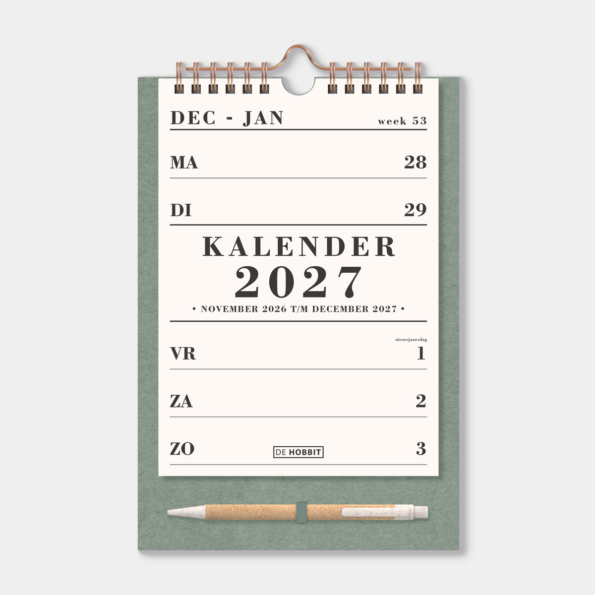Weekkalender 2027 in A5 formaat op een minimalistisch groen kartonnen bord met pen, gebonden in een koperkleurige metalen spiraal en hanger – vooraanzicht met voorblad.