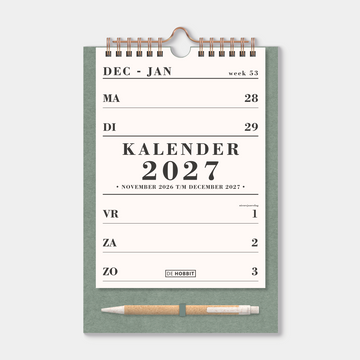 Weekkalender 2027 in A5 formaat op een minimalistisch groen kartonnen bord met pen, gebonden in een koperkleurige metalen spiraal en hanger – vooraanzicht met voorblad.