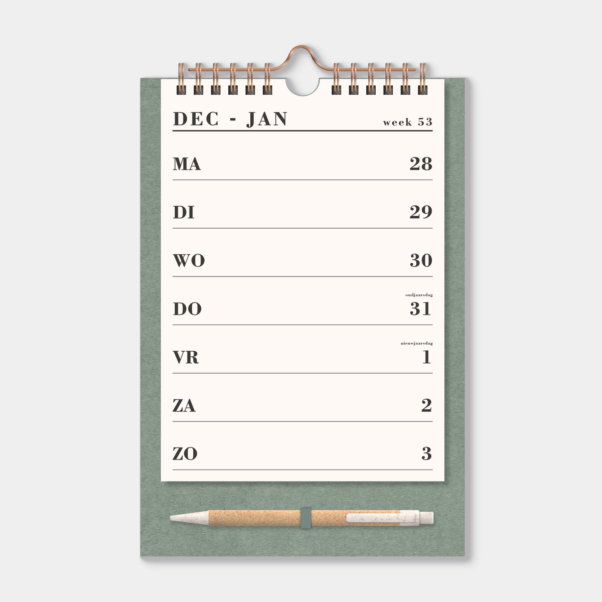 Weekkalender 2027 in A5 formaat op een minimalistisch groen kartonnen bord met pen, gebonden in een koperkleurige metalen spiraal en hanger – binnenwerk met weekoverzicht.
