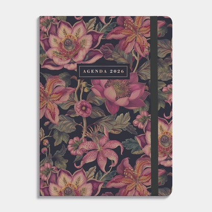 B6 weekagenda 2026 met klassieke print van lelies, passiebloemen en pioenrozen in rode tinten, met harde kaft en elastische sluiting – vooraanzicht.