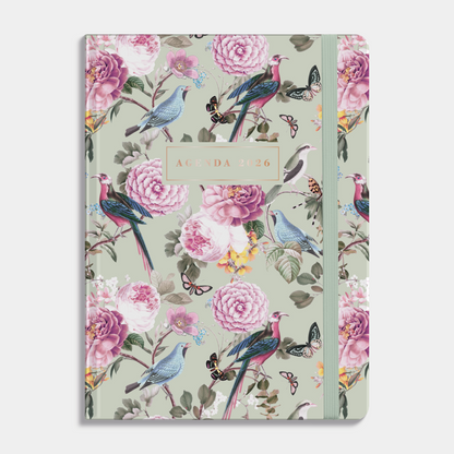 B6 weekagenda 2026 met romantische print van rozen en vogels op een zachtgroene achtergrond, met harde kaft en elastische sluiting – vooraanzicht.