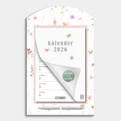 Scheurkalender 2026 op een kartonnen bord voorzien van een lief motiefje van aquarel geschilderde bloemetjes, met pen – vooraanzicht.