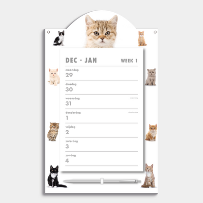 Scheurkalender 2026 op een kartonnen bord voorzien van foto's van schattige katten en kittens, met pen en ophangkoord – binnenwerk met weekoverzicht.
